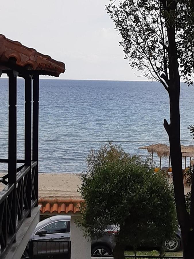 Sofia'S Pearl Beachfront Maisonette Nea Kallikrateia Exterior photo